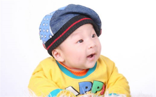 何姓男孩子取名